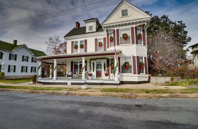 Historic Downtown Edinburg Home Near Stoney Creek!