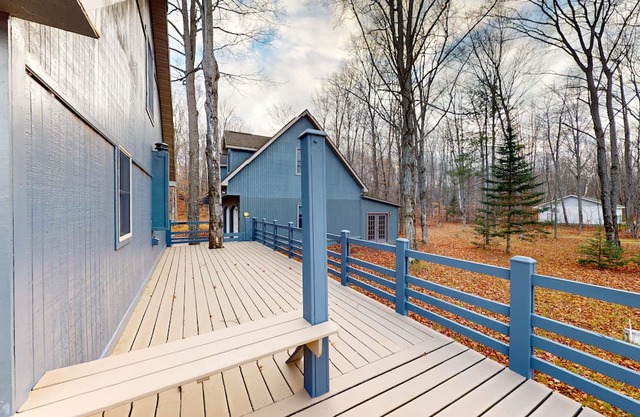 Lakefront stay with two kayaks, jetted tub, wood stove, & W/D - dog-friendly