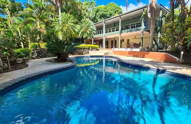 5-Bed Family Oasis: Private Lodge with Pool, Sleeps14 in 3 Apartments, Free WIFI