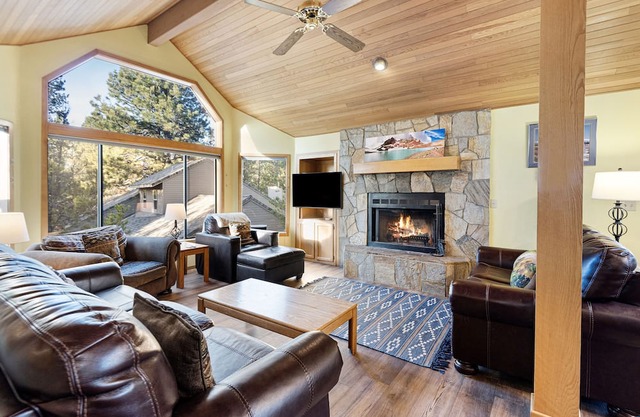 Spacious Sunriver Home with Hot Tub, Golf Course Nearby!