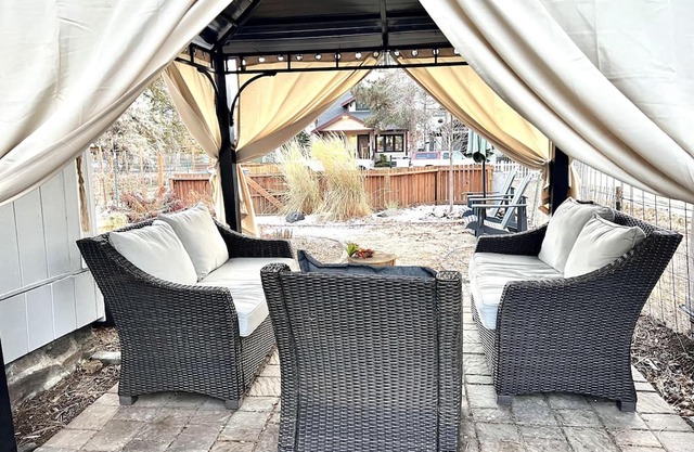 Modern Downtown Cottage, 100+mbps Wifi, A/C, Walk Everywhere