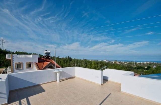 House with Shared Pool and Terrace 9 min to Beach
