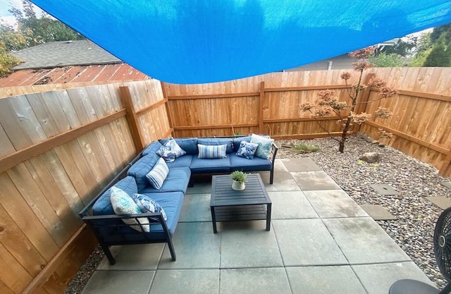 Cozy apartment in Carlton with Private patio, AC.