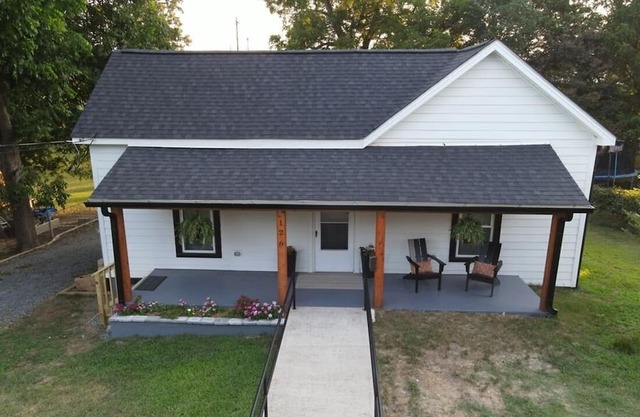 COZY Downtown FORT MILL.1/2 block to MAIN STREET Restaurants* (3 bd, 2 ba)