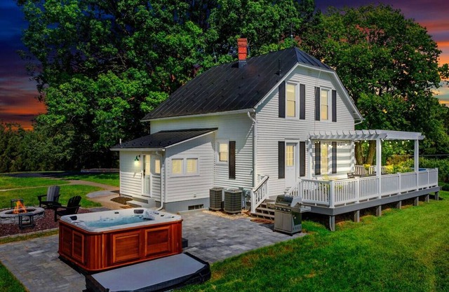 Cozy Farmhouse, Hot tub and Sauna on 8 acres!