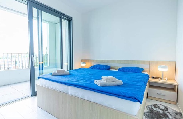 Stylish 1BR & 1LR Apartment | Cozy City View