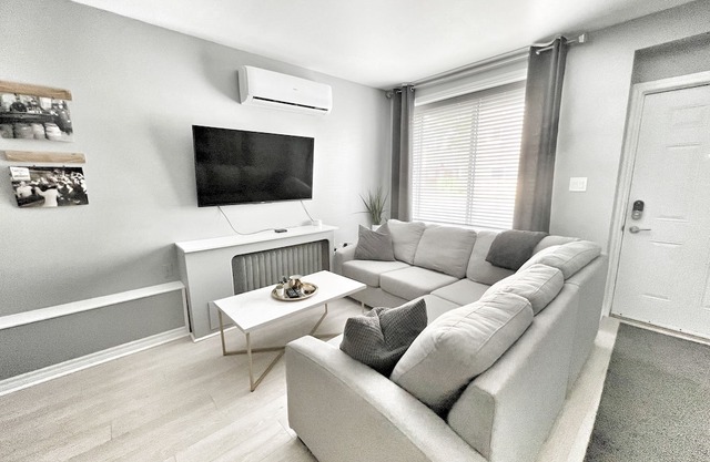 Bright & Comfortable 2BR Apartment in Windsor, ON