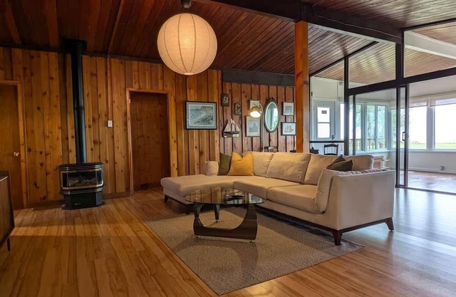 Cozy Waterfront Cottage – Fishing, Firepit, Wineries, Birdwatching & Views