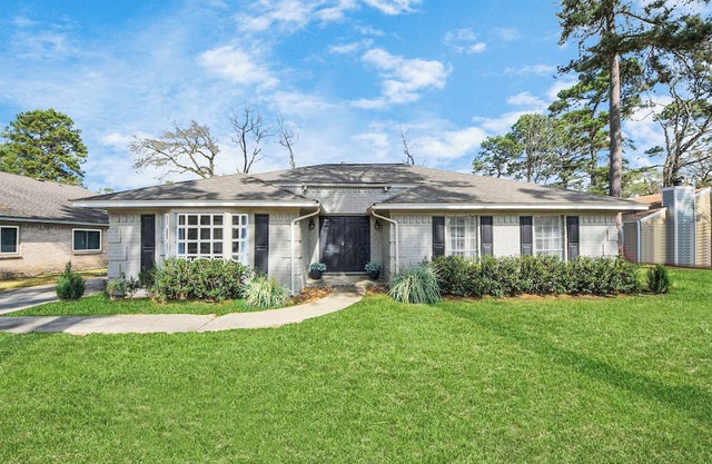 3 bedroom house in prime location in the Woodlands. Pets - Yes