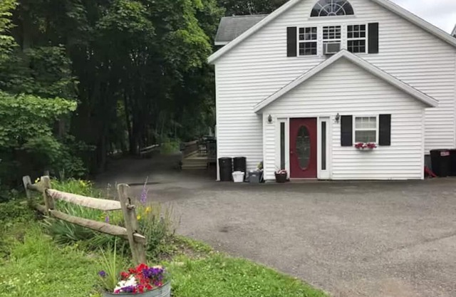 Creekside Chalet + Allstar Deluxe