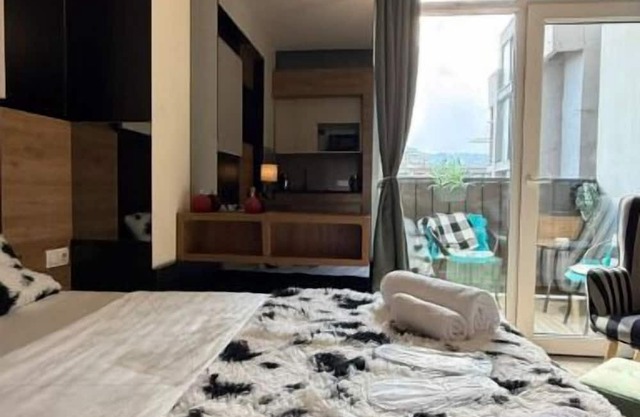 Hotel-Style Studio with City View - With Bar, Restaurant, Casino & Room Service