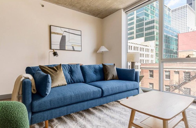 Blueground | West Loop Gate, pool, nr Union Station