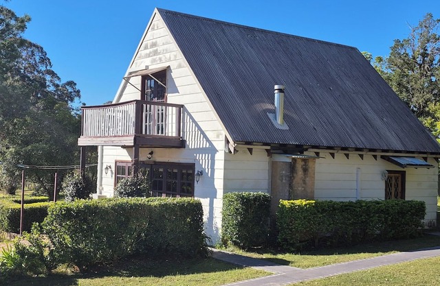 Firefly Retreat - Charming Cottage on 10 Acres