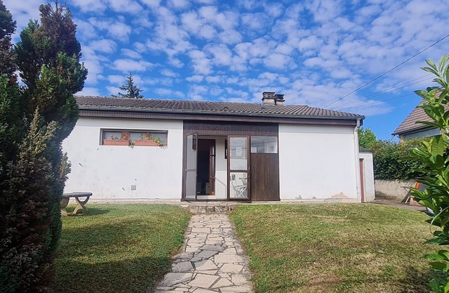 Independent cottage in the countryside with private parking