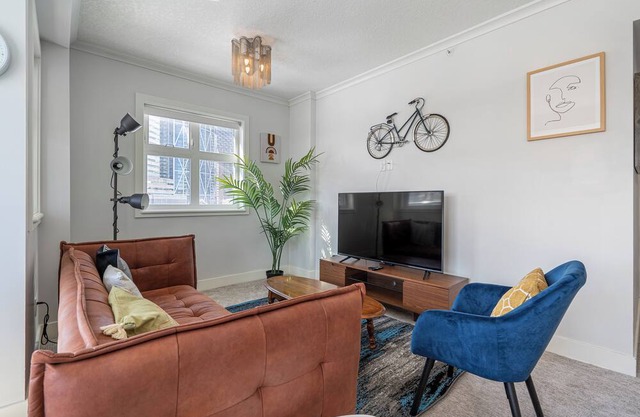 Cozy & Modern 2 BR + 2 Bath Waterfront Downtown