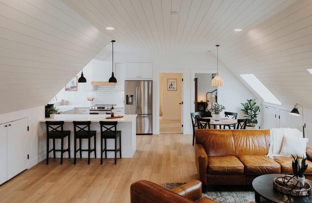 Luxurious PNW loft with/panorama mountain views.