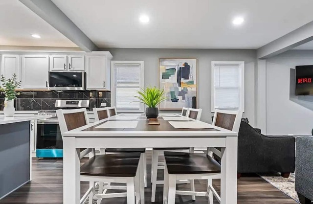 Newly remodeled-Near Lake 4BR w/Hot Tub & Games