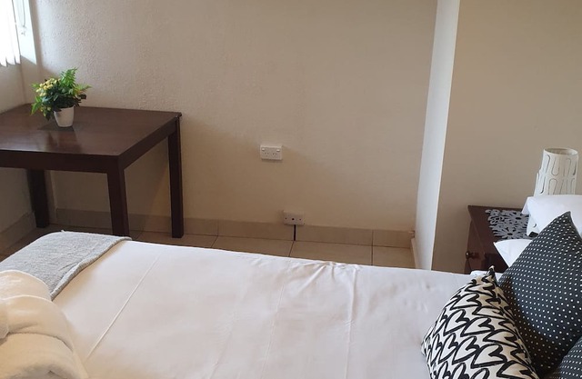 2 bdr apartment Griffith ACT, pool, parking