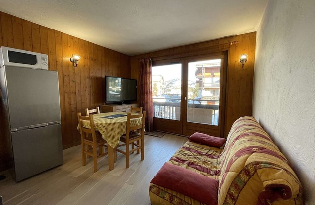 Cozy 2-Room Apartment with Mountain View, Near Ski Slopes & Village - Sleeps 4