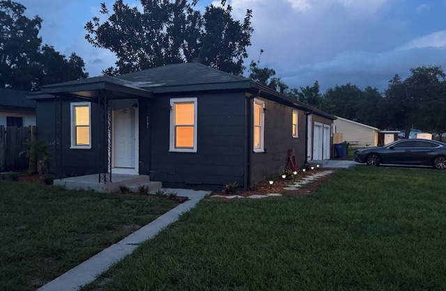 Charming 2-bedroom Bungalow with WiFi, AC in close to downtown St. Petersburg