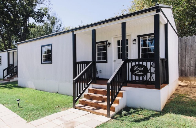 The Brickhouse - Modern Brick House Themed Cottage w/Access to Pool and Hot Tub