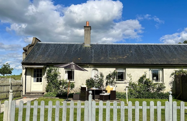 Maple Cottage - sleeps 4 guests in 2 bedrooms