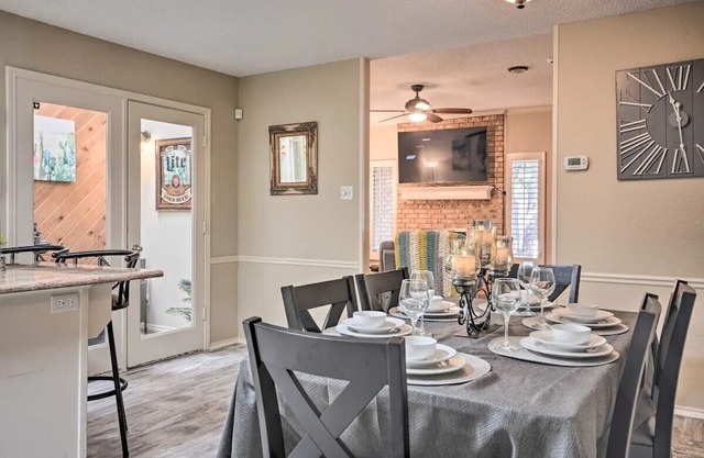 Centrally Located 3BR/2BA Townhome, Cozy Fireplace, Smart TVs & Wi-fi Retreat!