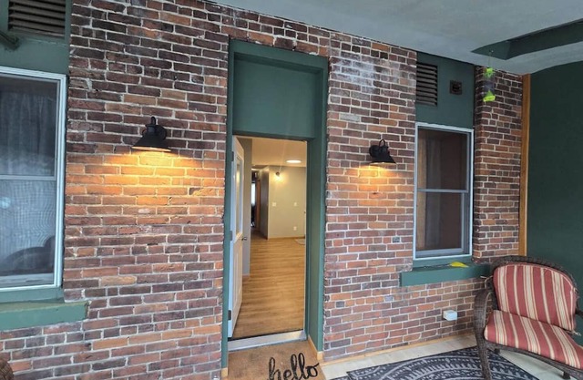 Apartment with WiFi above laundromat in Main Street in Lansing