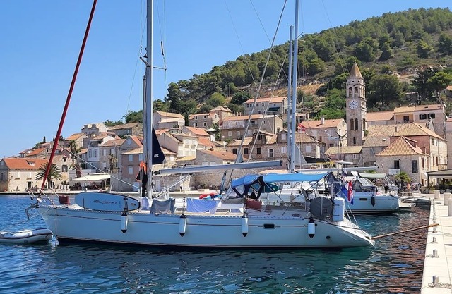 Sailing boat/3 cabin + A/C, - skipper included in price