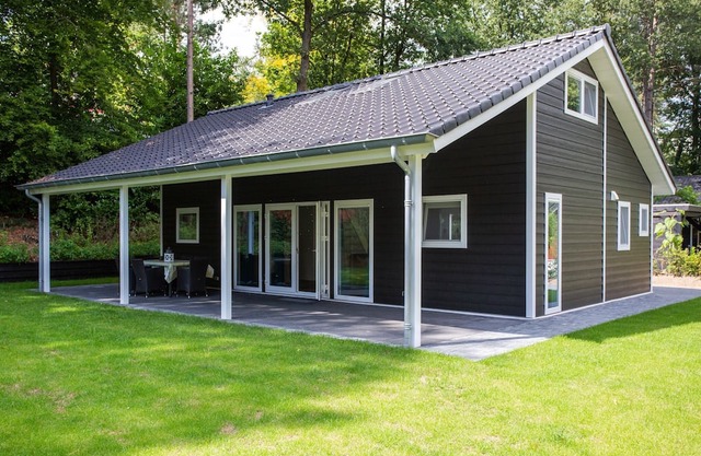 Holiday home with covered terrace in Rhenen
