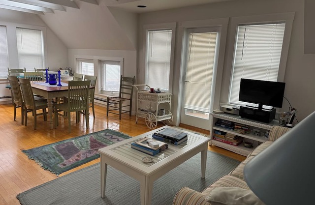 Cozy 2-bedroom condo in Watch Hill