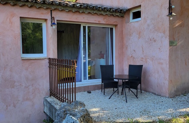 Chambre BAMBOU with terrace, private entrance, swimming pool and parking lot