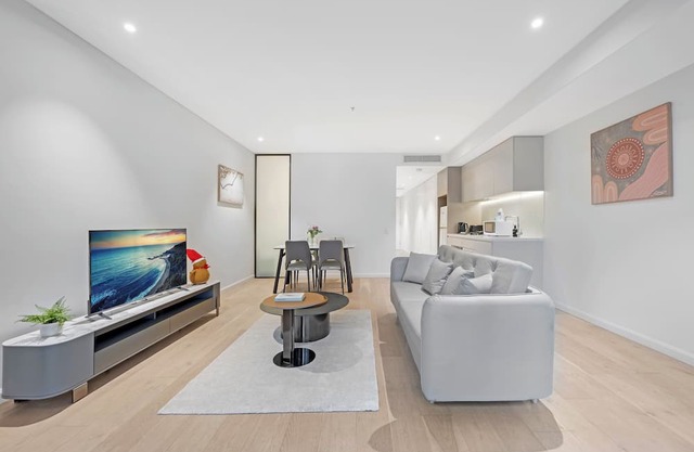 Stylish St Leonards Retreat - Central & Convenient