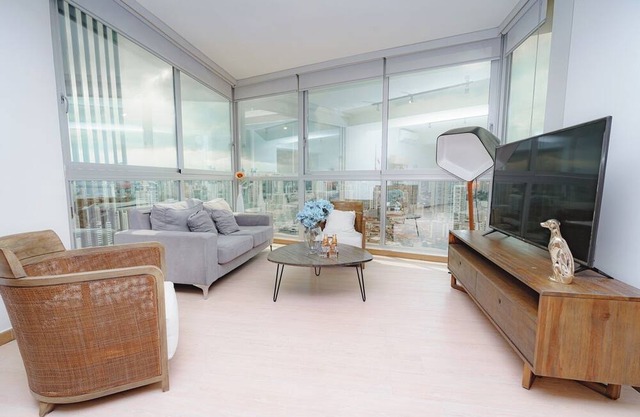 Luxury 2BR Cityview apt, parking and balcony
