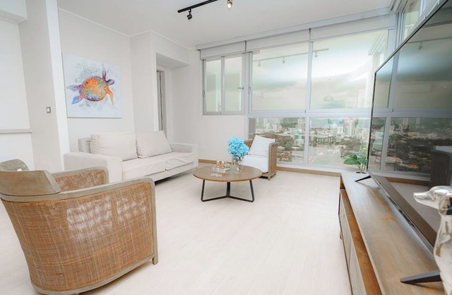 Luxury 2BR Oceanview, parking and balcony