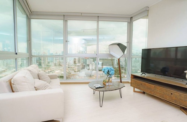 Luxury 2BR Cityview apt, parking and balcony