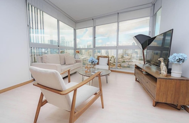 Luxury 2BR Cityview apt, parking and balcony