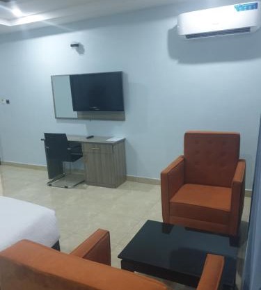 Golphins Suites & Hotel