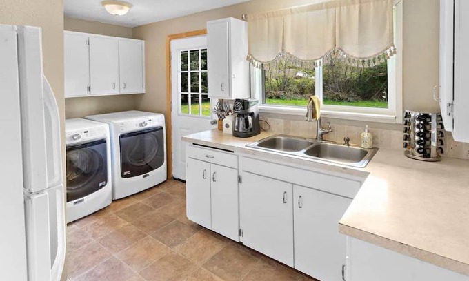 Forks Cottage | Mayberry Cottage minutes to La Push Beach