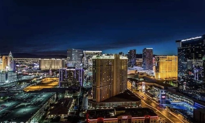 Las Vegas House | Gorgeous STRIP VIEW Suite ★ No Resort Fee ★ Free Pool + Gym + Parking + WiFi