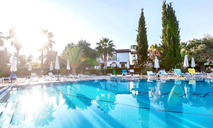 Zeytinlik Apartment | Flat w Pool and Balcony 4 min to Beach in Kyrenia