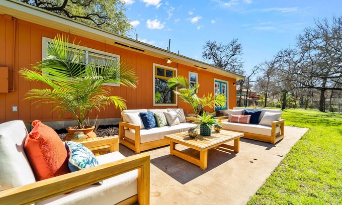 Sunset Oaks House | Where the good ol' days still live | The Heyday by Lodgewell