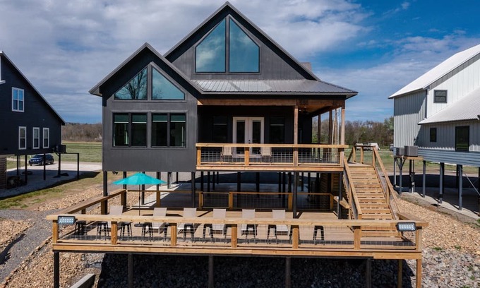 Glenwood House | Surf Shack on the Caddo
