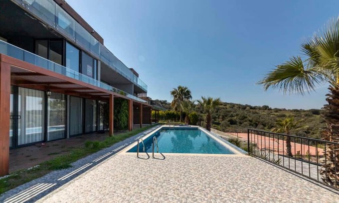 Meselik Apartment | Pleasant Home with Shared Pool in Bodrum