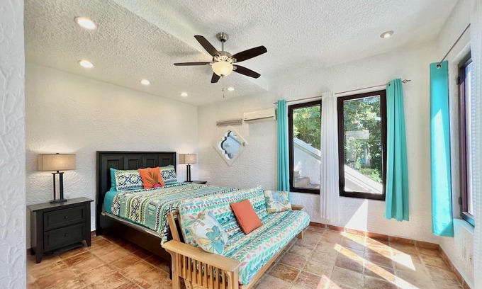 Roatan Apartment | El Castillo Blanco Apartment 1 @Parrot Tree