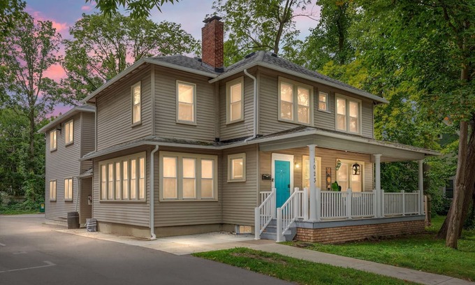 College Heights Apartment | Recently Remodeled and Sunlit Apartment Near EMU and UM