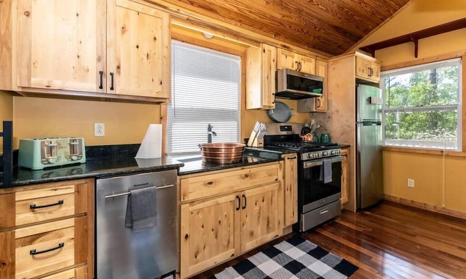 Homosassa Cabin | A/C, Firepit, Grill, Pet Friendly