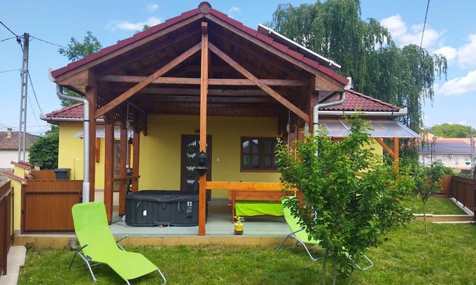 Kisnana House | Holiday home with a view of the castle