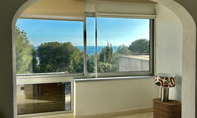 Cassis Apartment | Grand Appartement Traversant Avec VUE SUR MER ET CAP Canaille