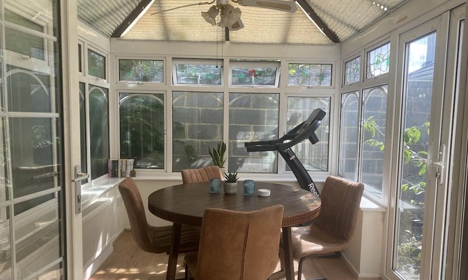 Abbey Wood Apartment | Beautiful ground floor flat with conservatory